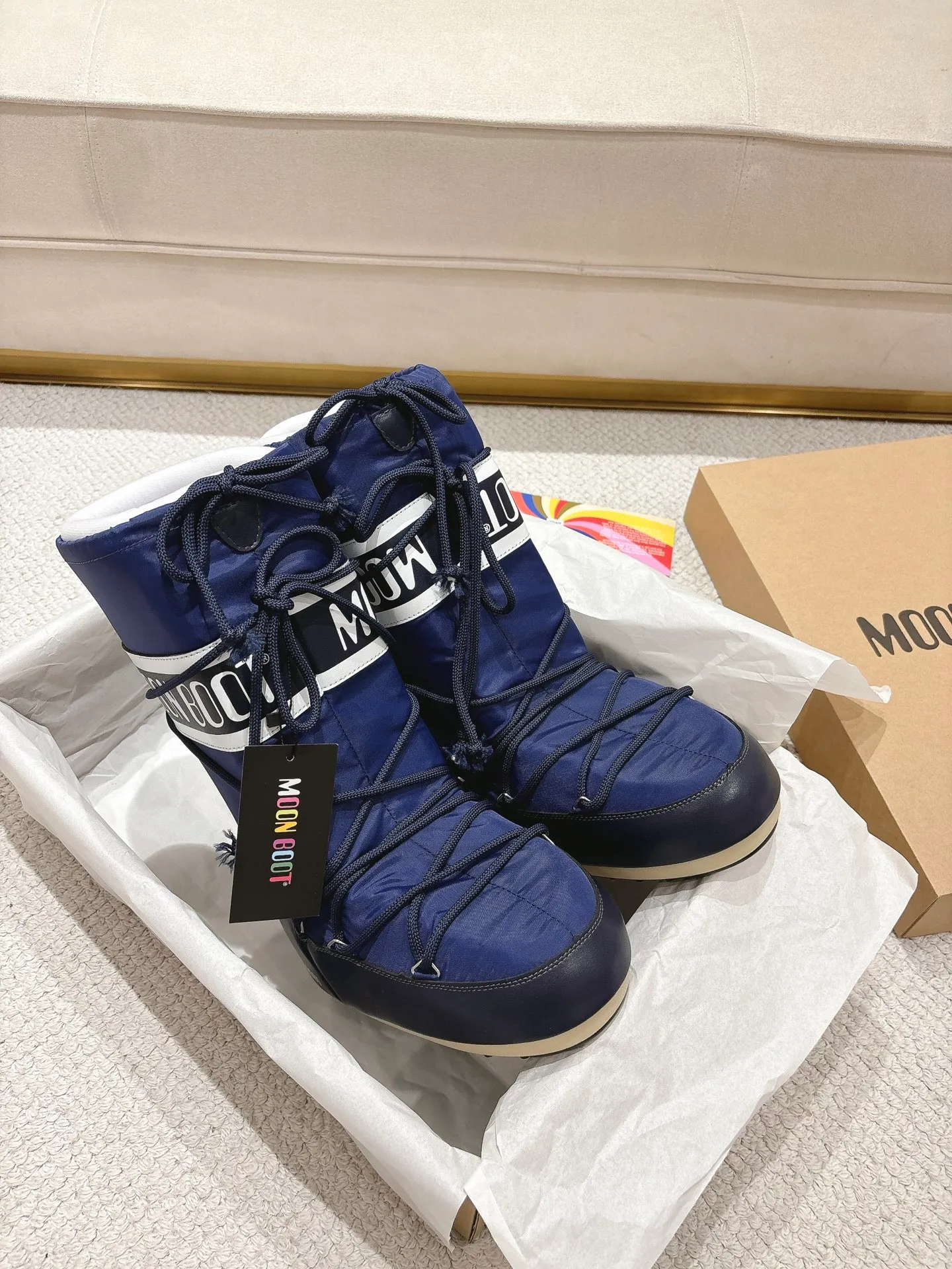 P660 Moon Boot 2025 vs. Autumn and winter popular snow boots series... [Ugly Moon Snow Boots] Forget UGG, fashionable people are wearing Moon Boot snow boots. If you find it difficult to accept the revival of UGG, then there is now a more alternative snow boot that is back, with an inner diameter of 4 cm. That is the Moon Boot. It was already very popular in the millennium. Back then, Paris Hilton and Victoria Beckham Celebrities often wear it, and now the Y2K trend is popular again. The same style is worn by young people in QQ shows, and the ugly snow boots that are shown in thousands of people have become popular again, regardless of men and women. They look slim but warm and easy to wear... ❶Fabric: Original custom/cowhide/woven wool/high mercerized waterproof cloth ❷Inner: original 100% silk cotton liner ❸foot: original 100% silk cotton liner ❹ Outsole: Original molded two-color non-slip outsole ❺ Sole thickness: 4cm (including **) ❻ Code number: 35/38; 39/41; ❼ Packaging: Original full set of packaging ☀ Color: Official website updated simultaneously